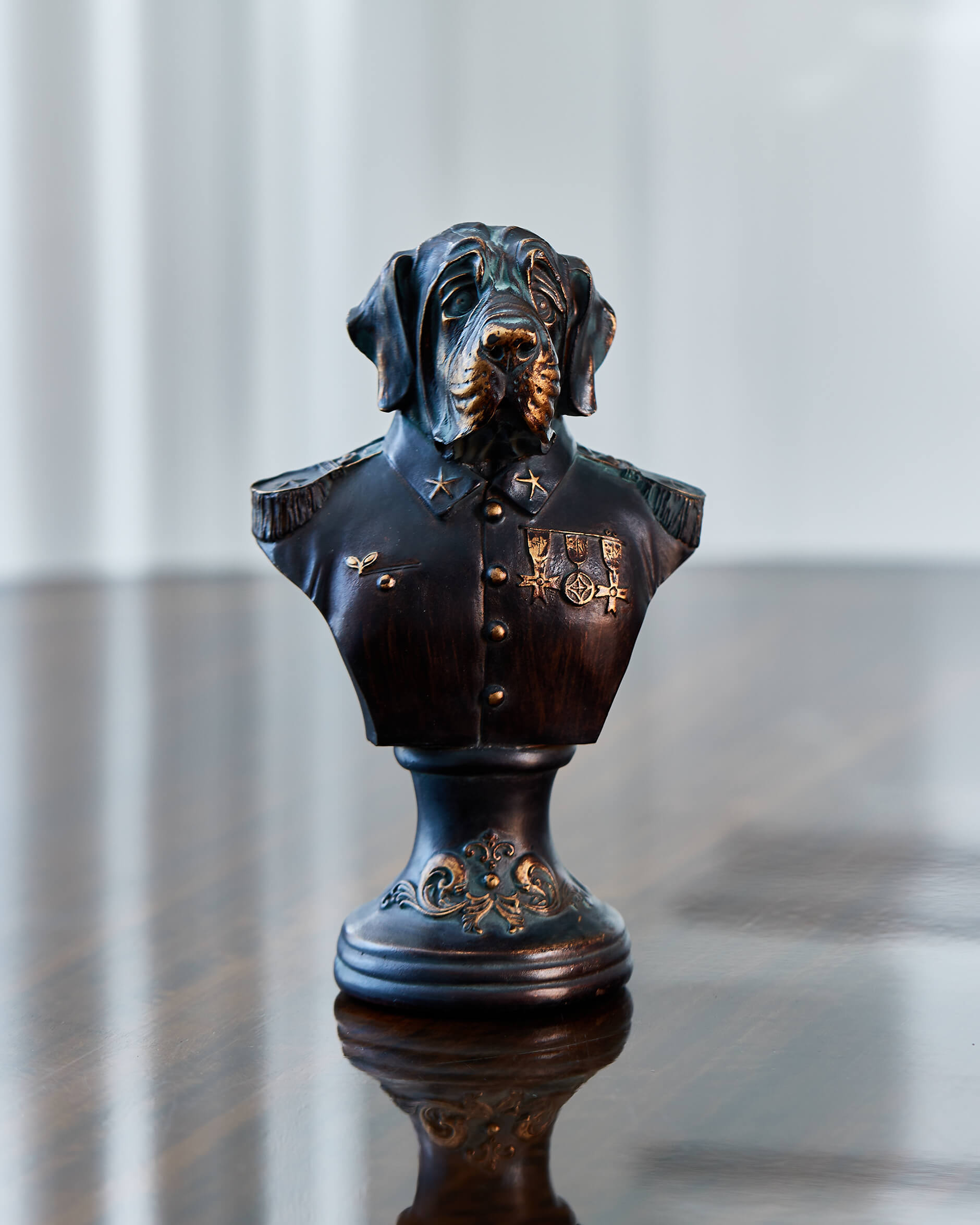 Dogporal skulptur brun