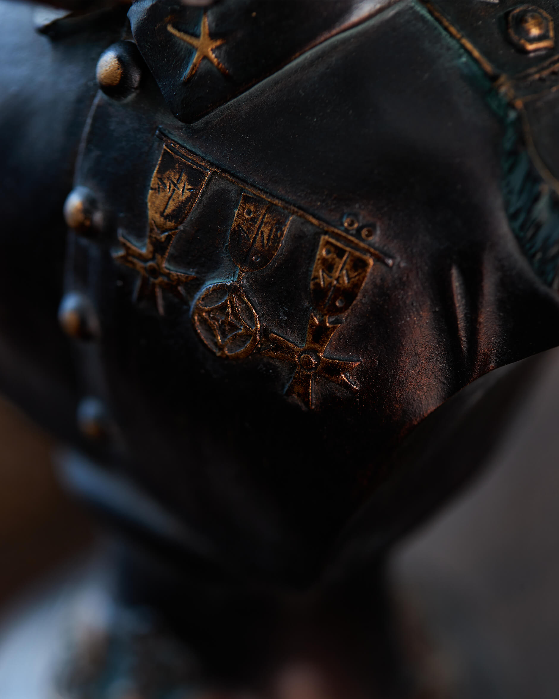 Dogporal skulptur brun