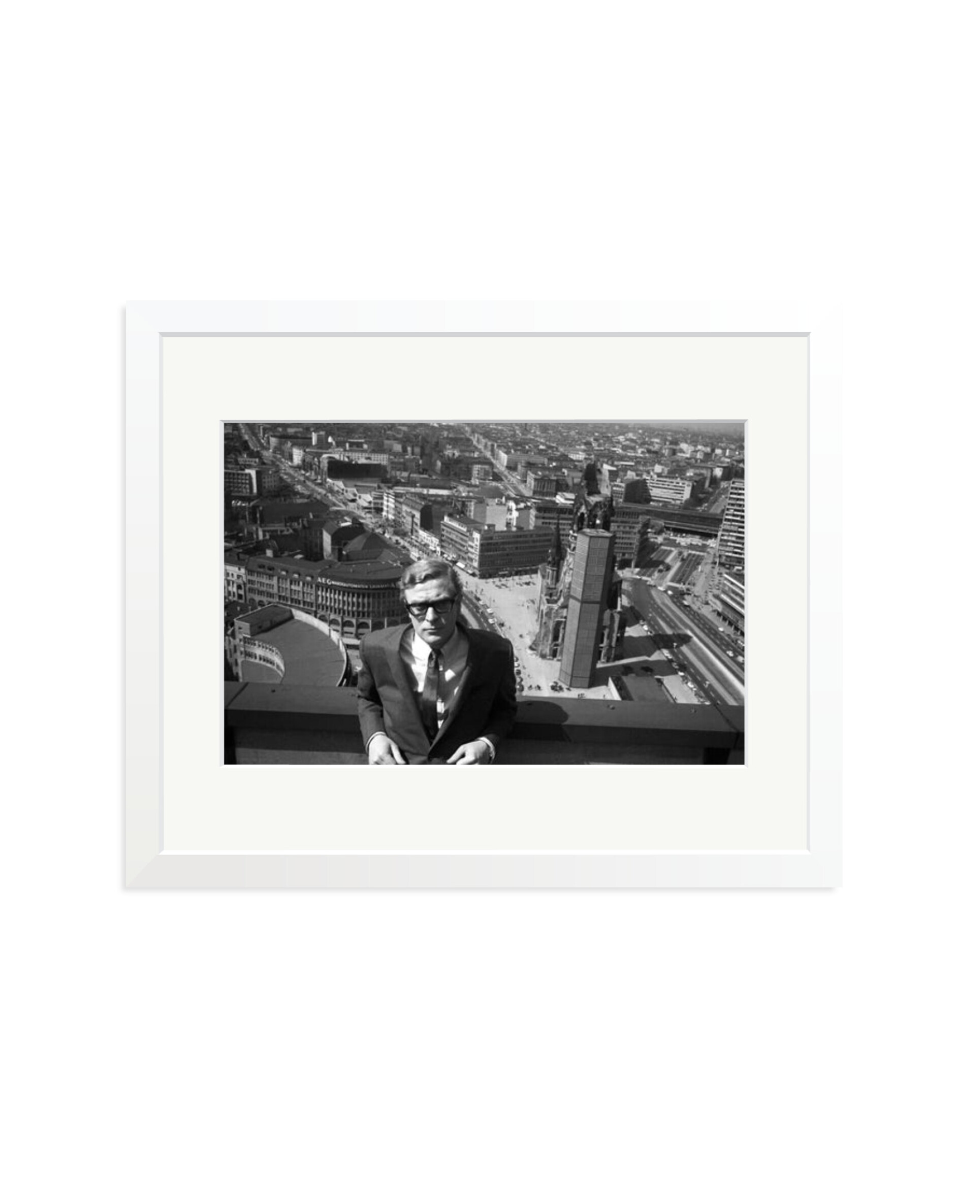 Caine, Funeral in Berlin White / Medium