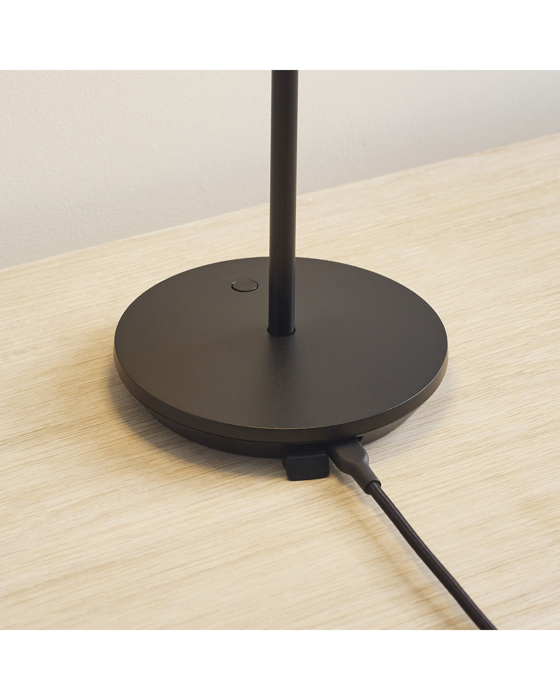 Nevis bordslampa uppladdningsbar svart