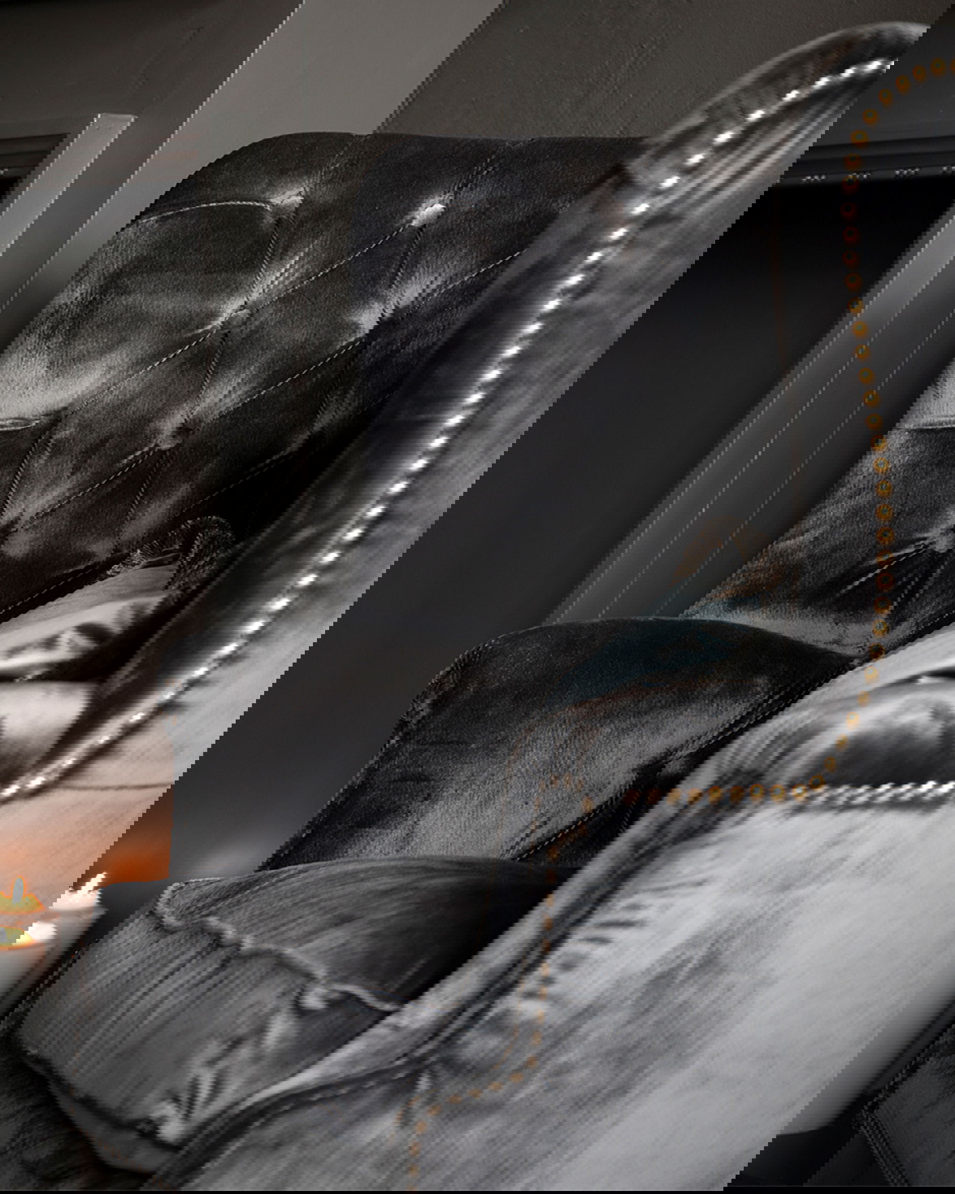 Churchtown fåtölj velvet dark grey