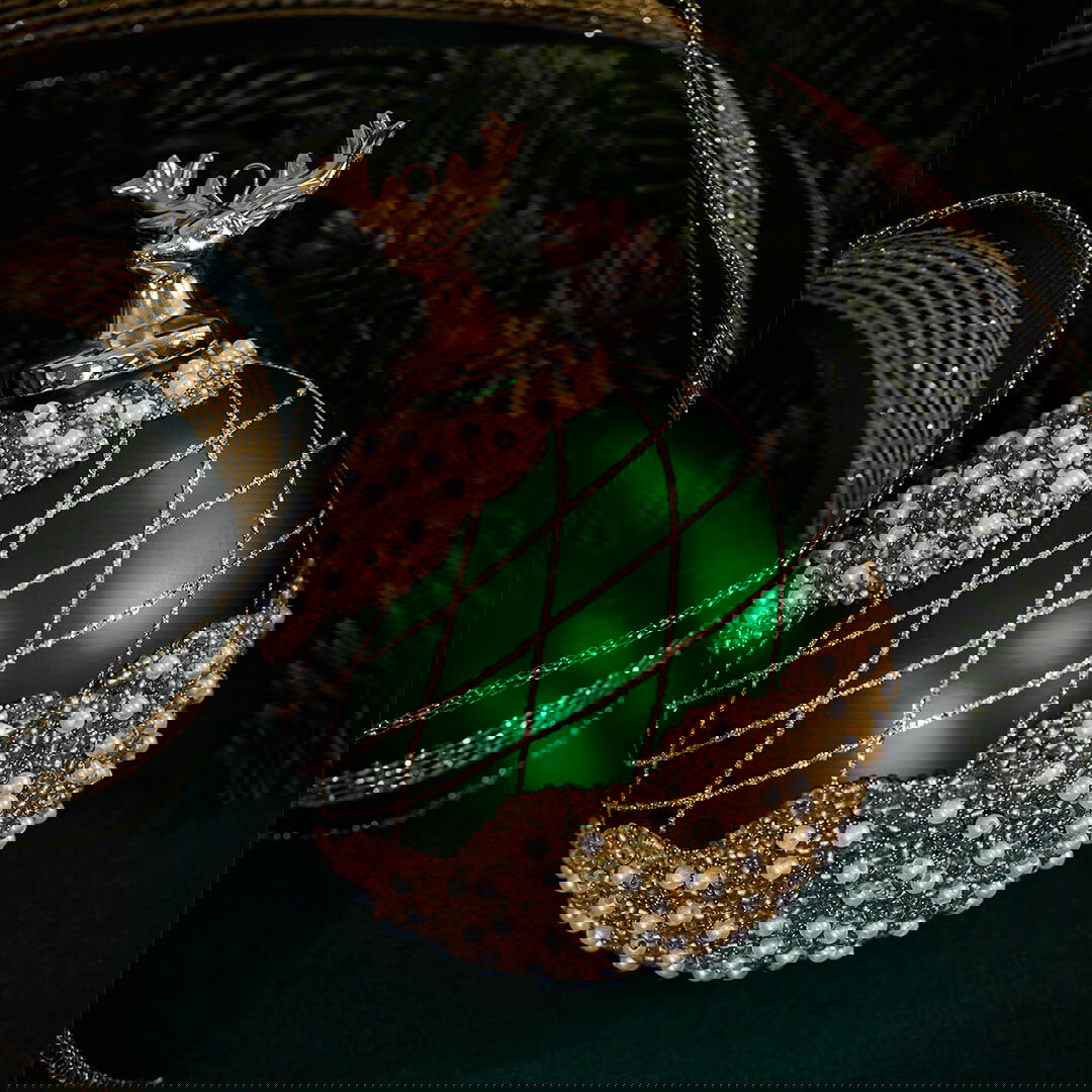 Festive Stag Weihnachtskugel grün/gold 10 cm