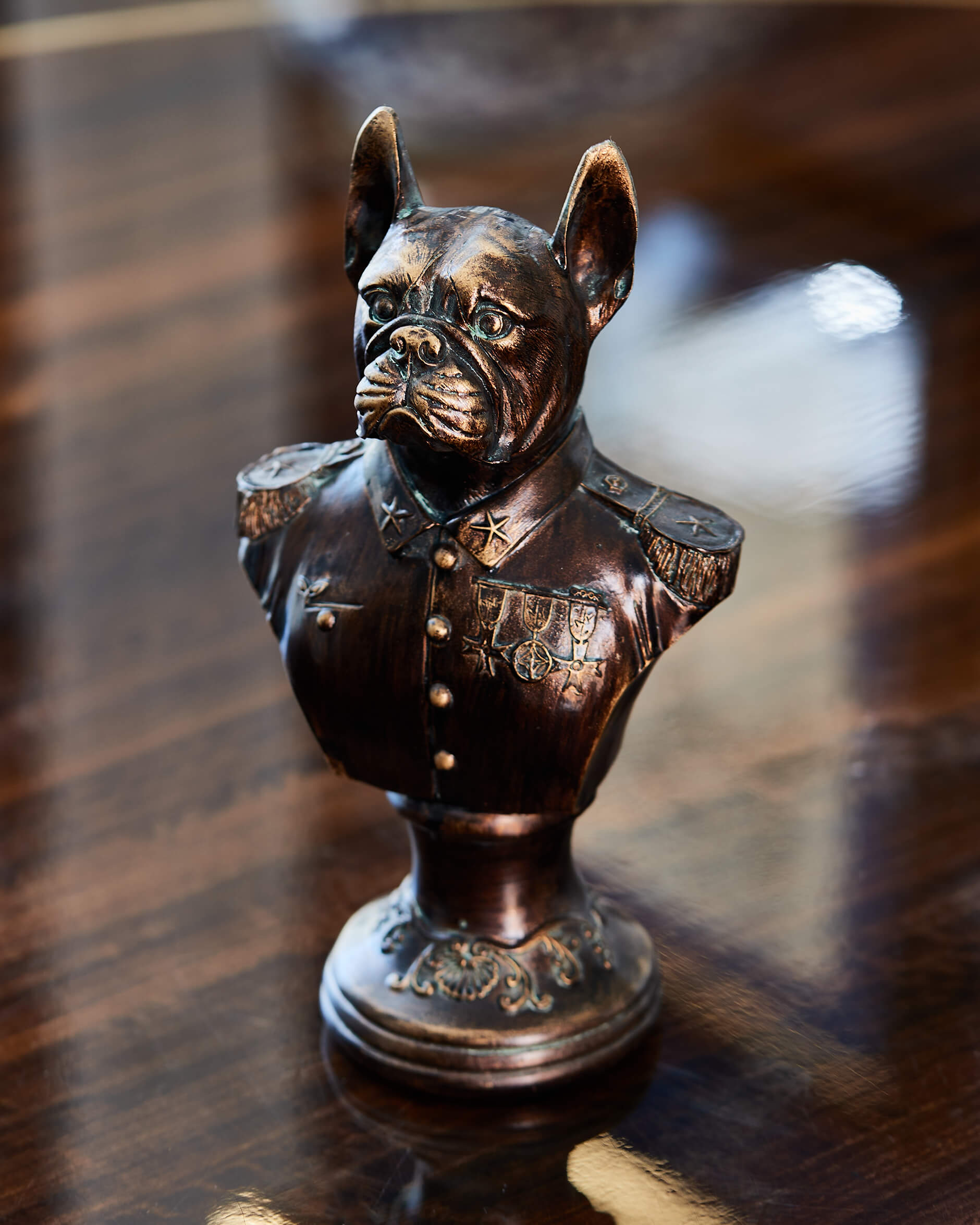 Sergeant Madog skulptur brun