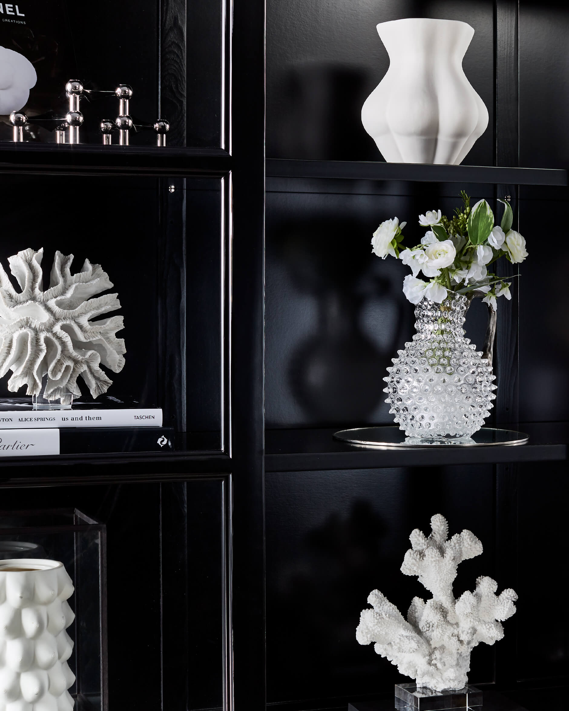 Assonet vitrinskåp modern black