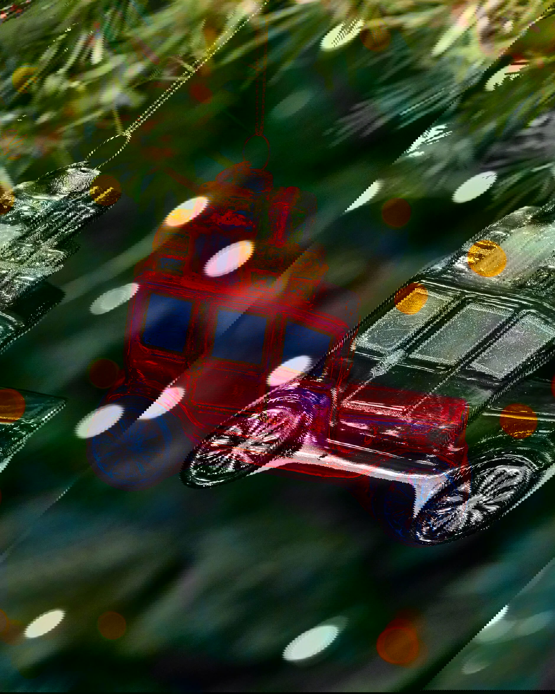 Kuusenkoriste Remy-auto, punainen