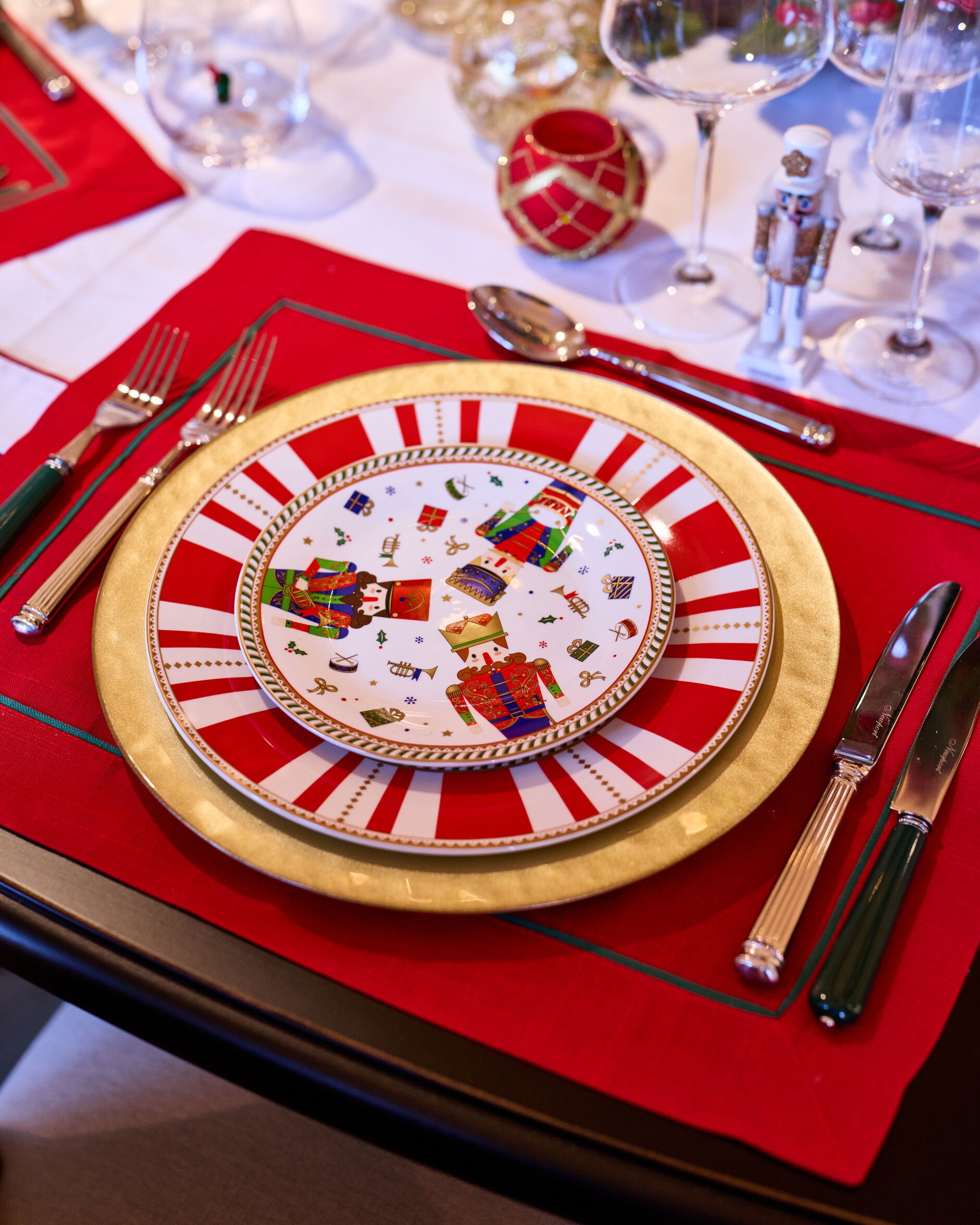 Aurelia-lautasalunen, kulta