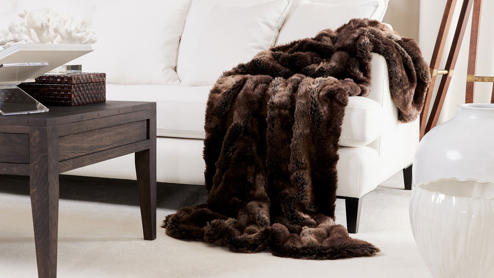 Fur throws - Large selection of soft and warm faux fur throws