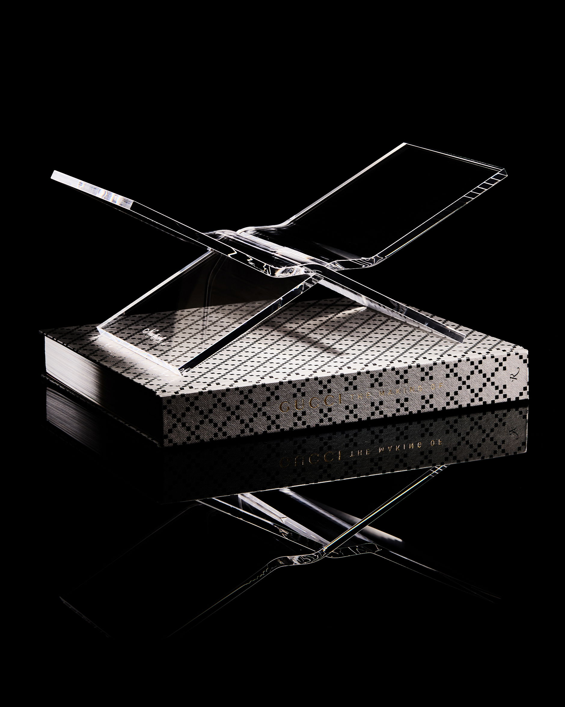 Bokstöd transparent