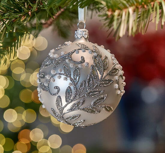 Zilver - Lux Sparkling Leaves kerstbal rood