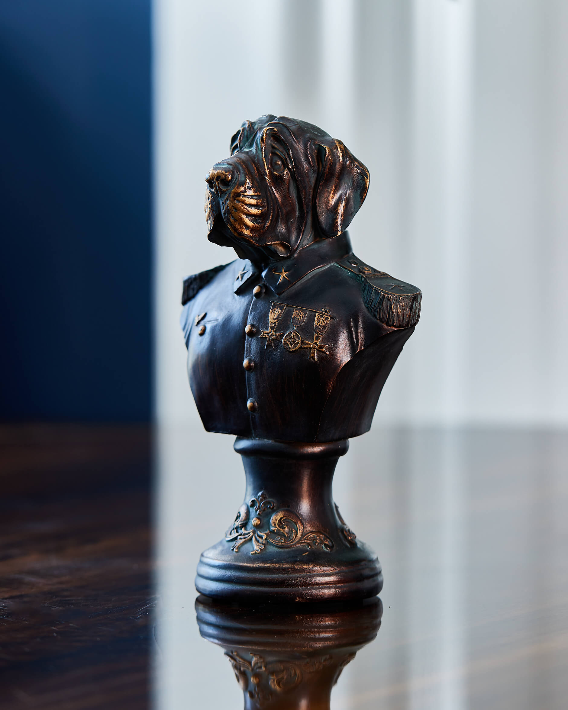 Dogporal skulptur brun