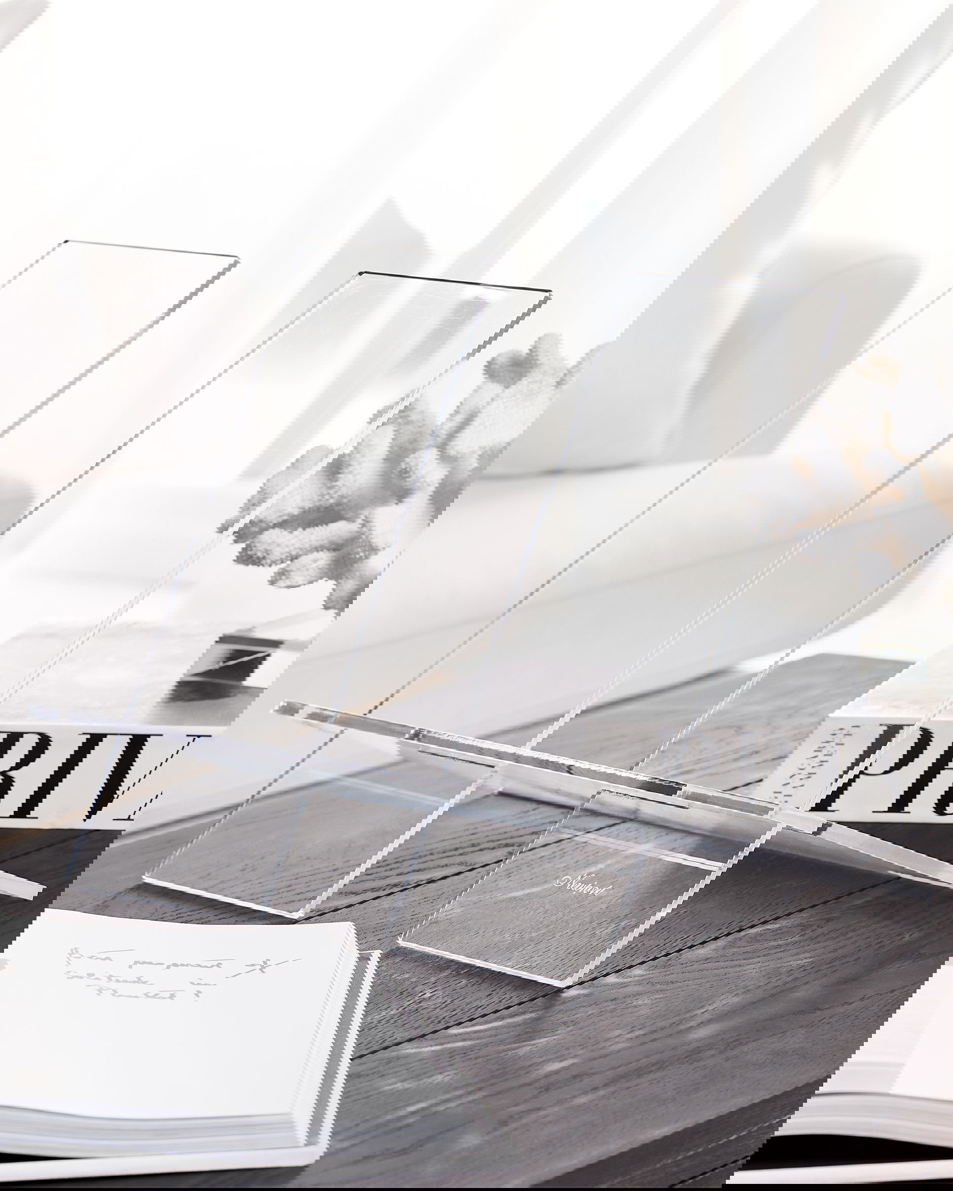 Bokstöd transparent stående