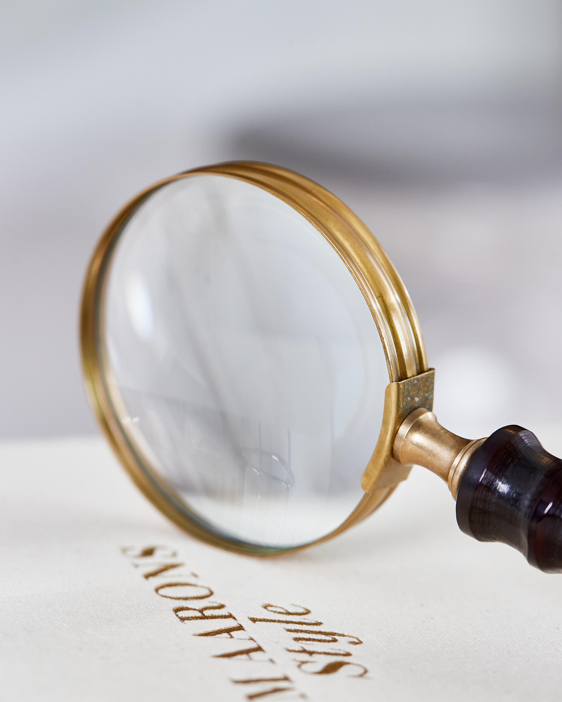 Julien-suurennuslasi, ruskea