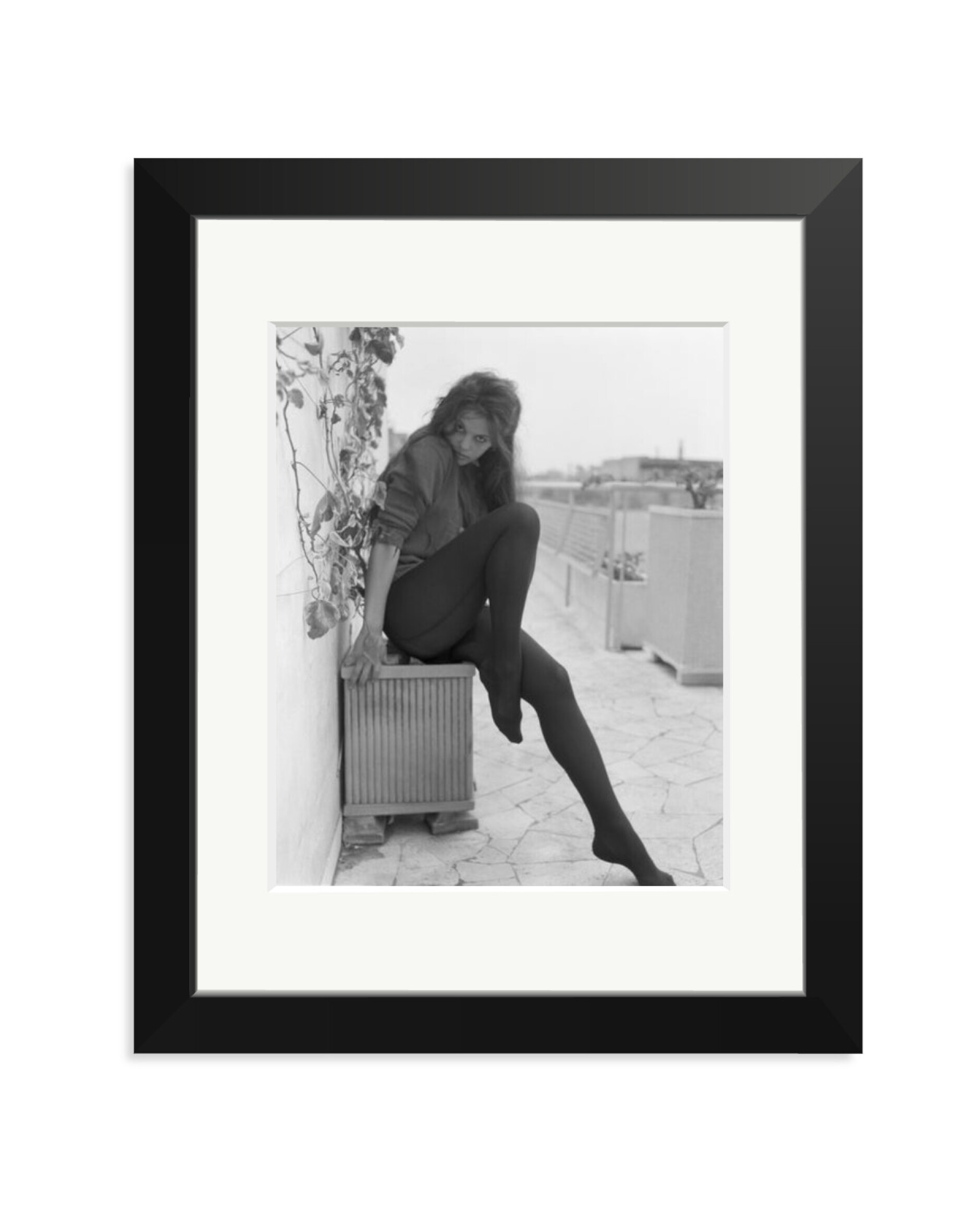 Cardinale Posing in Rome Black / Small