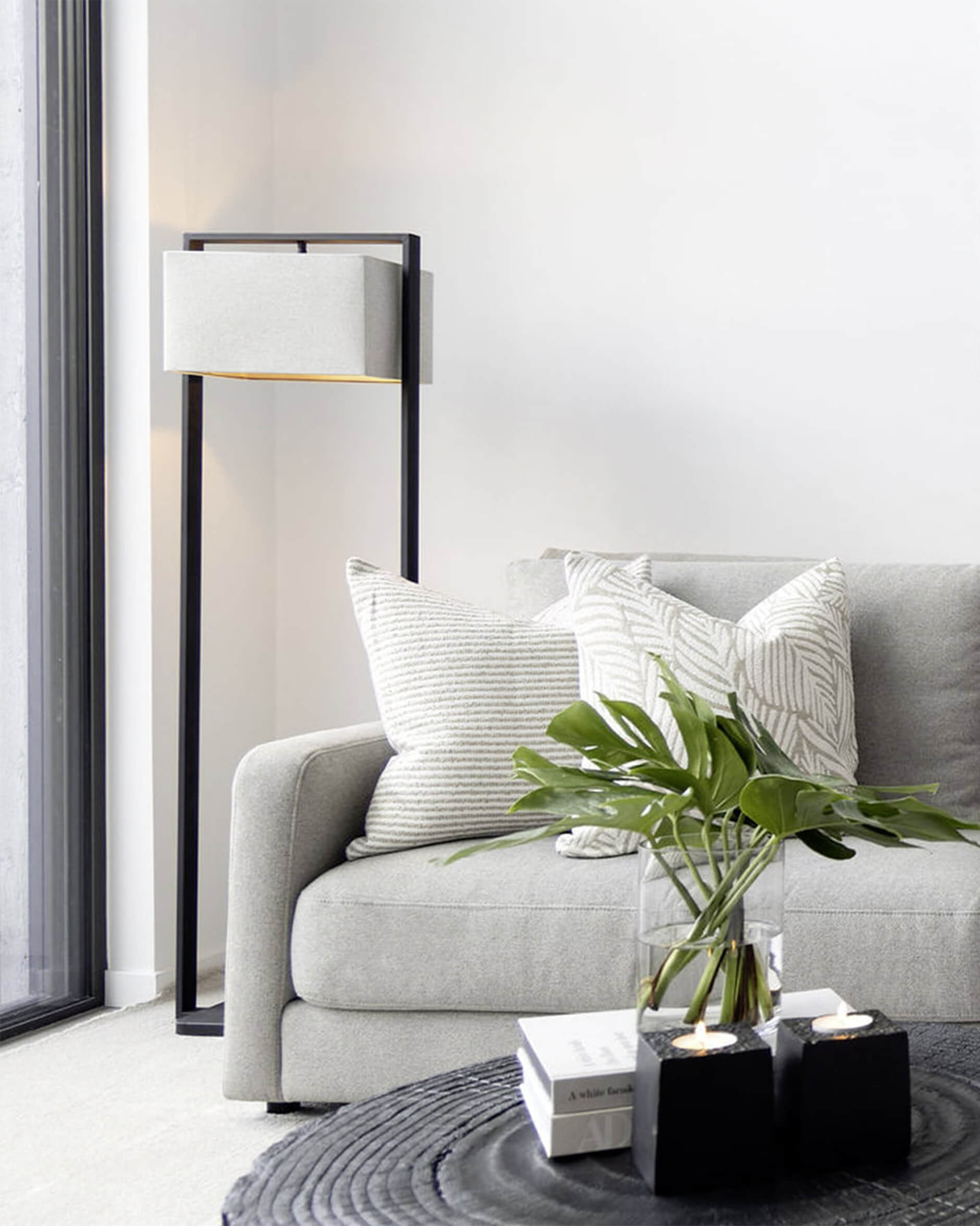 Donati frame golvlampa svart