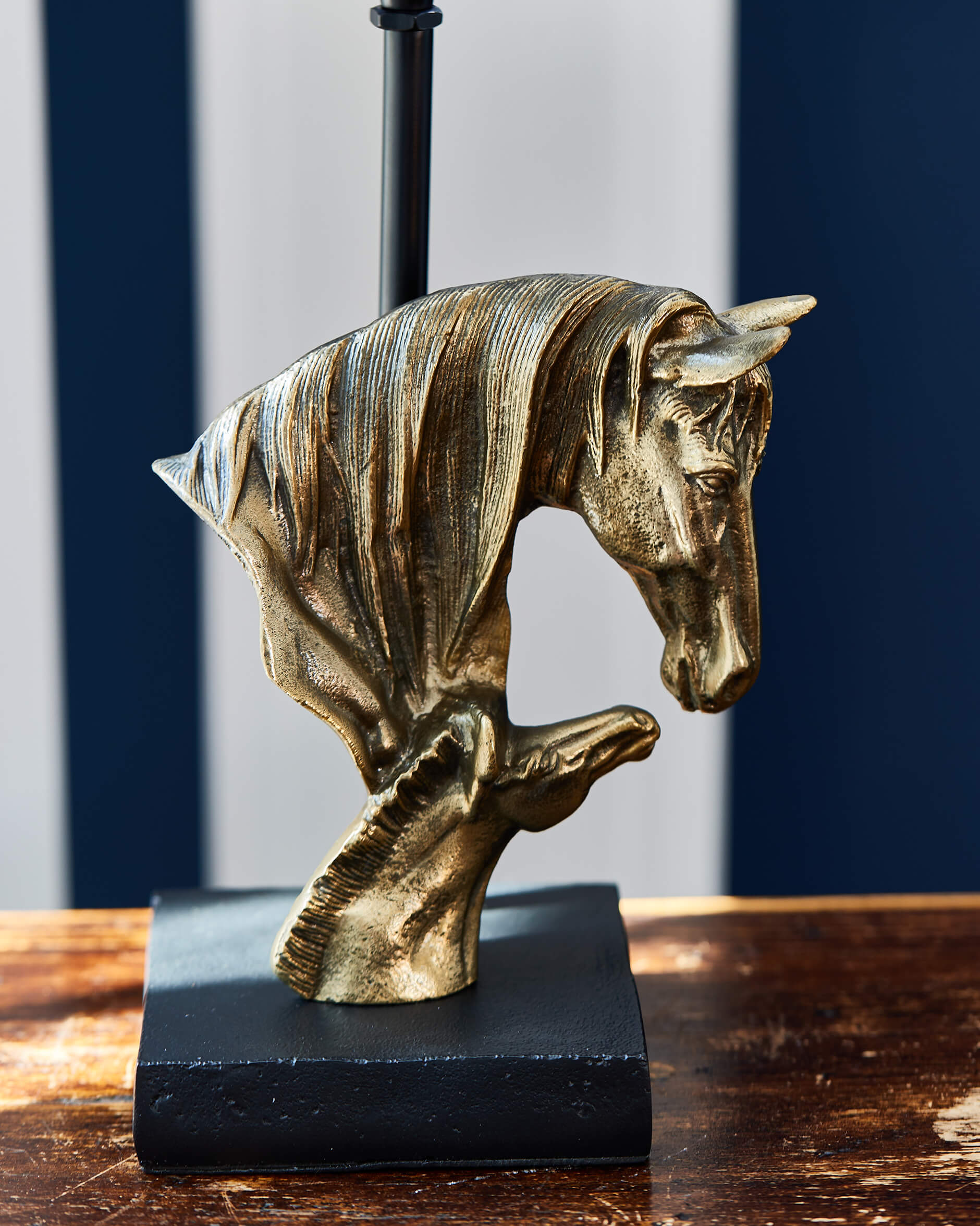 Häst bordslampa svart/guld