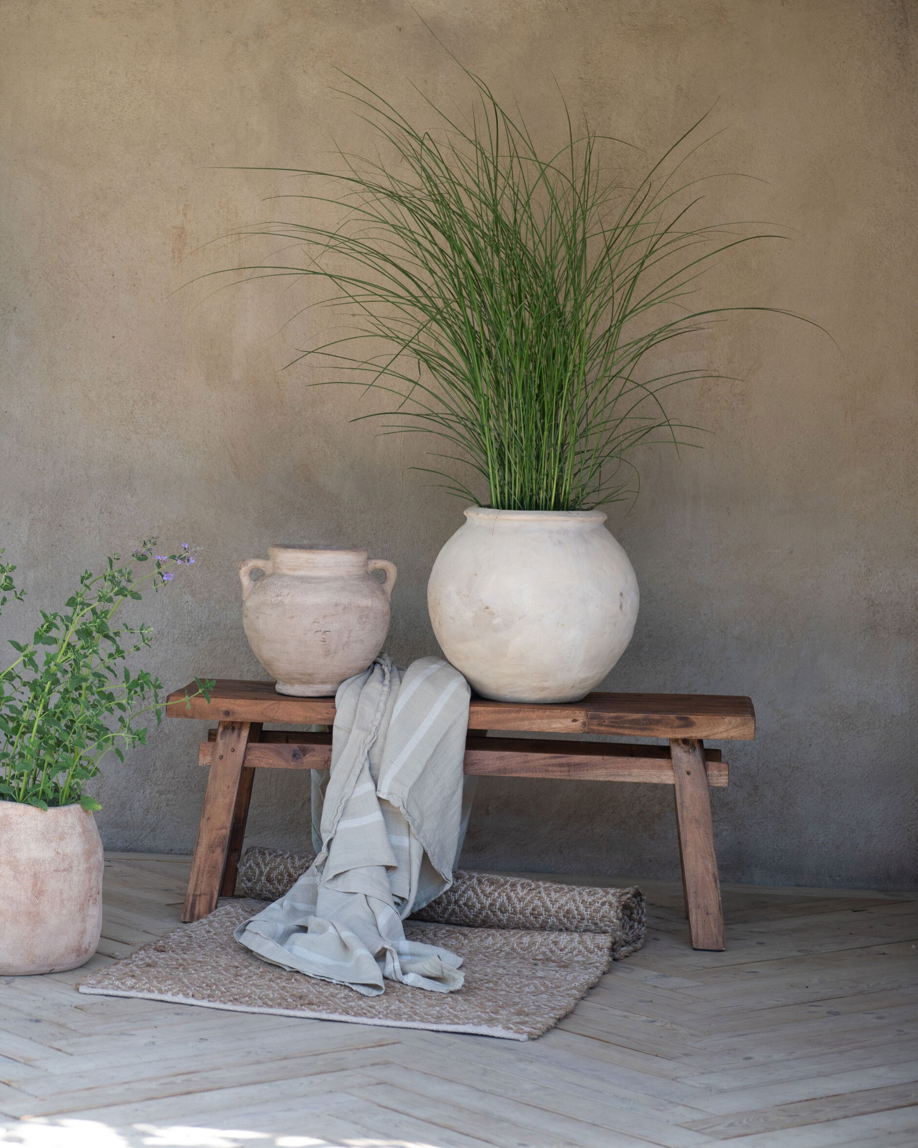 Vivian urn antique white