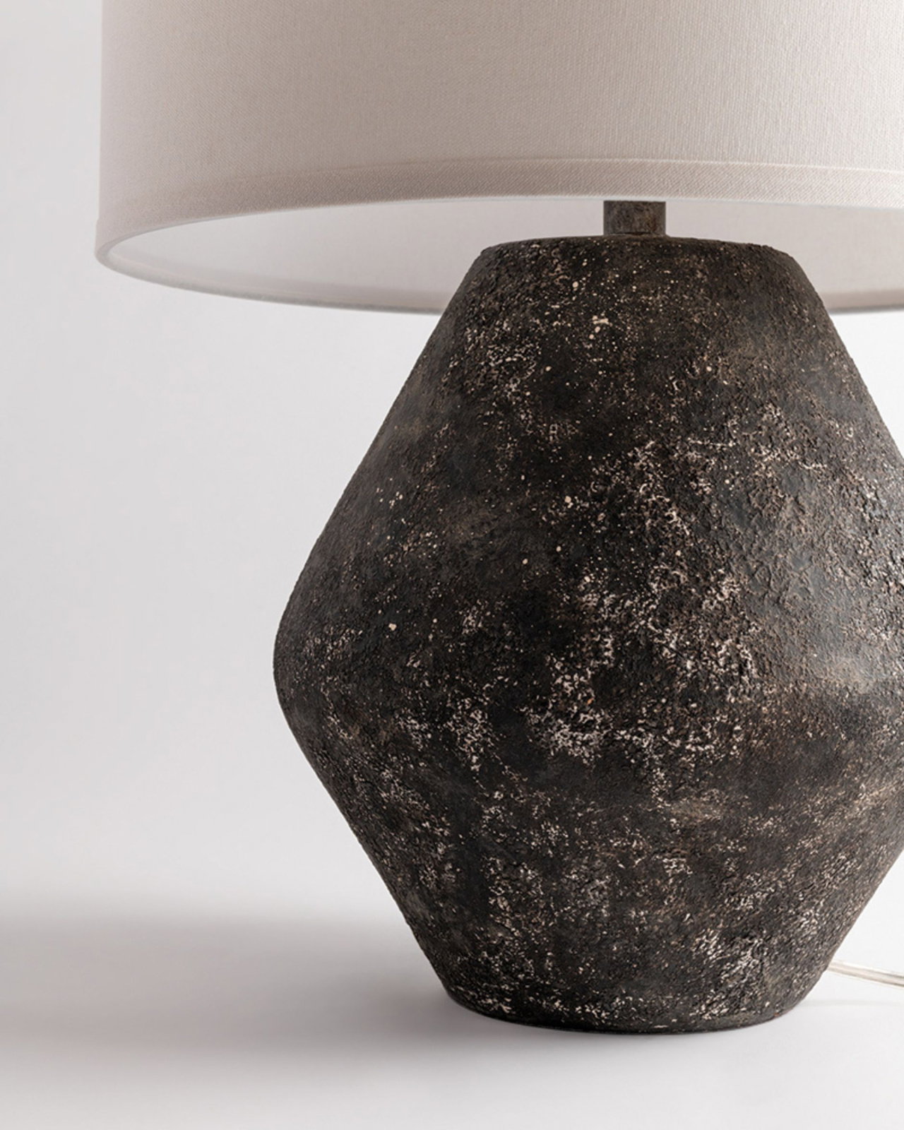 Artifact bordslampa svart