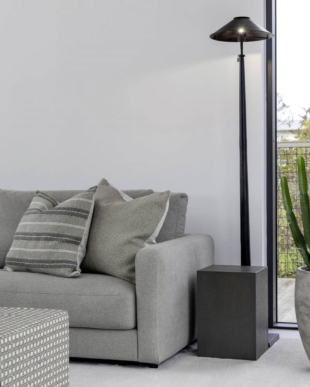 Nomad multi stripe kuddfodral grå