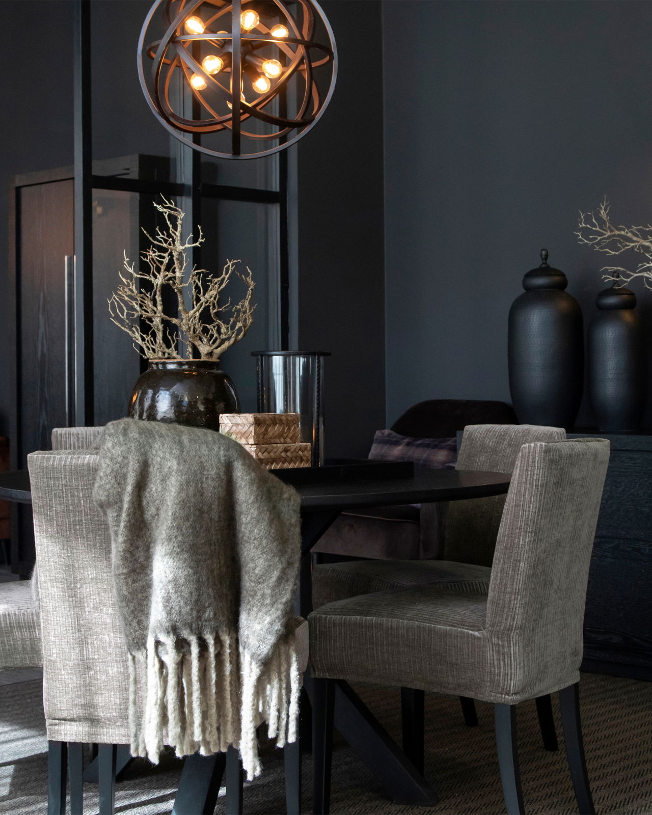 Tree matbord rund svart