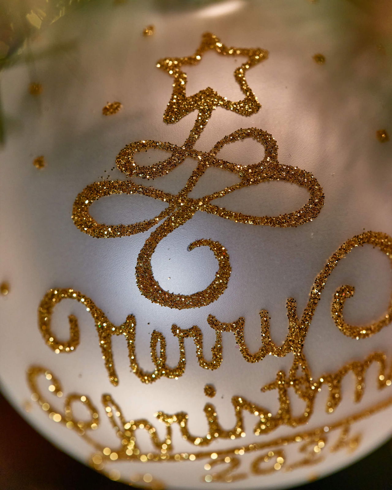 Lux Merry Christmas -joulupallo valkoinen/kulta 2024