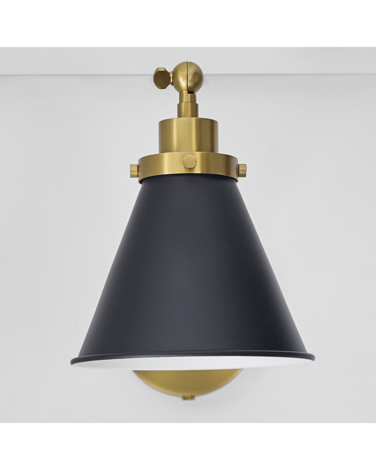 Wellfleet vägglampa svart/mässing