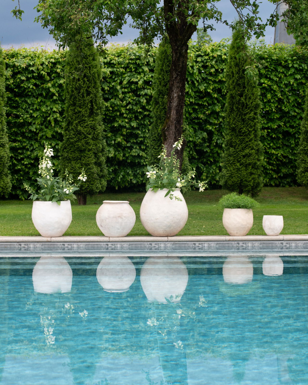 Vivian urn antique white