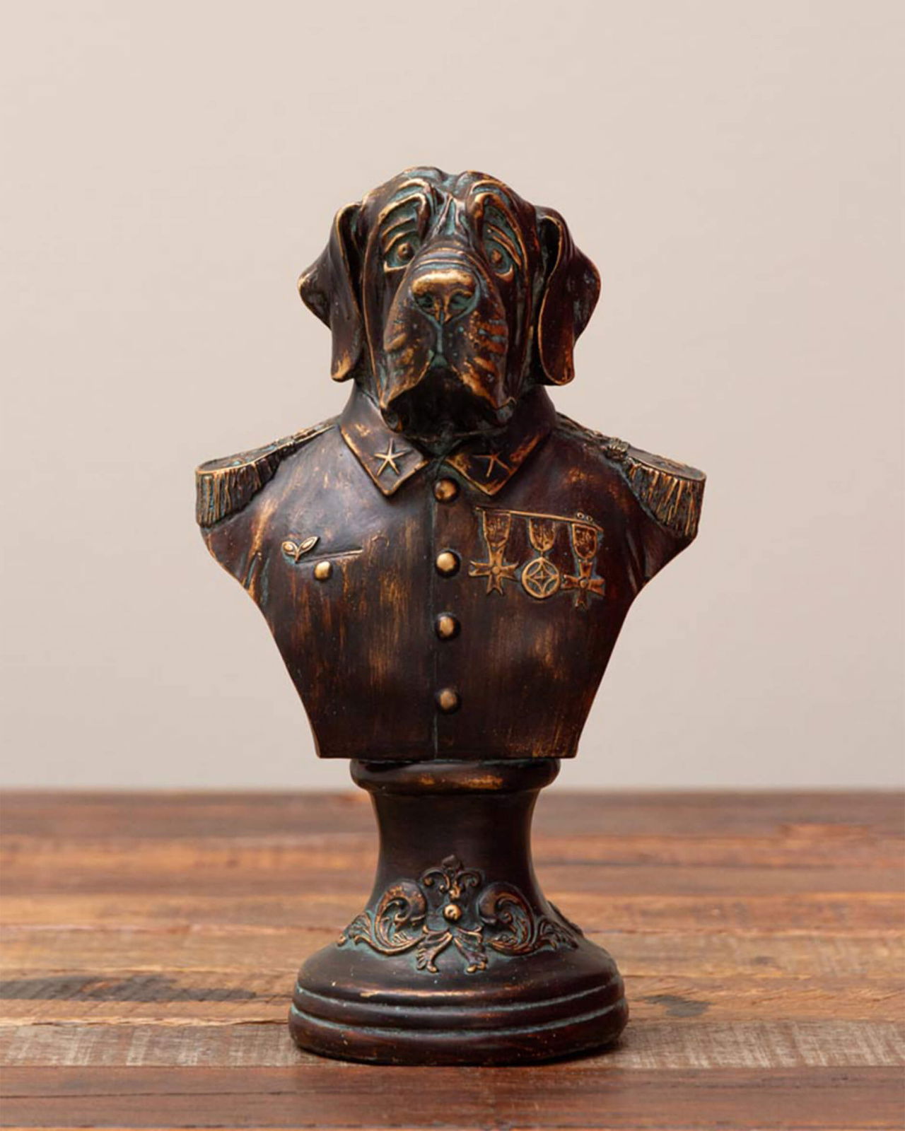 Dogporal skulptur brun