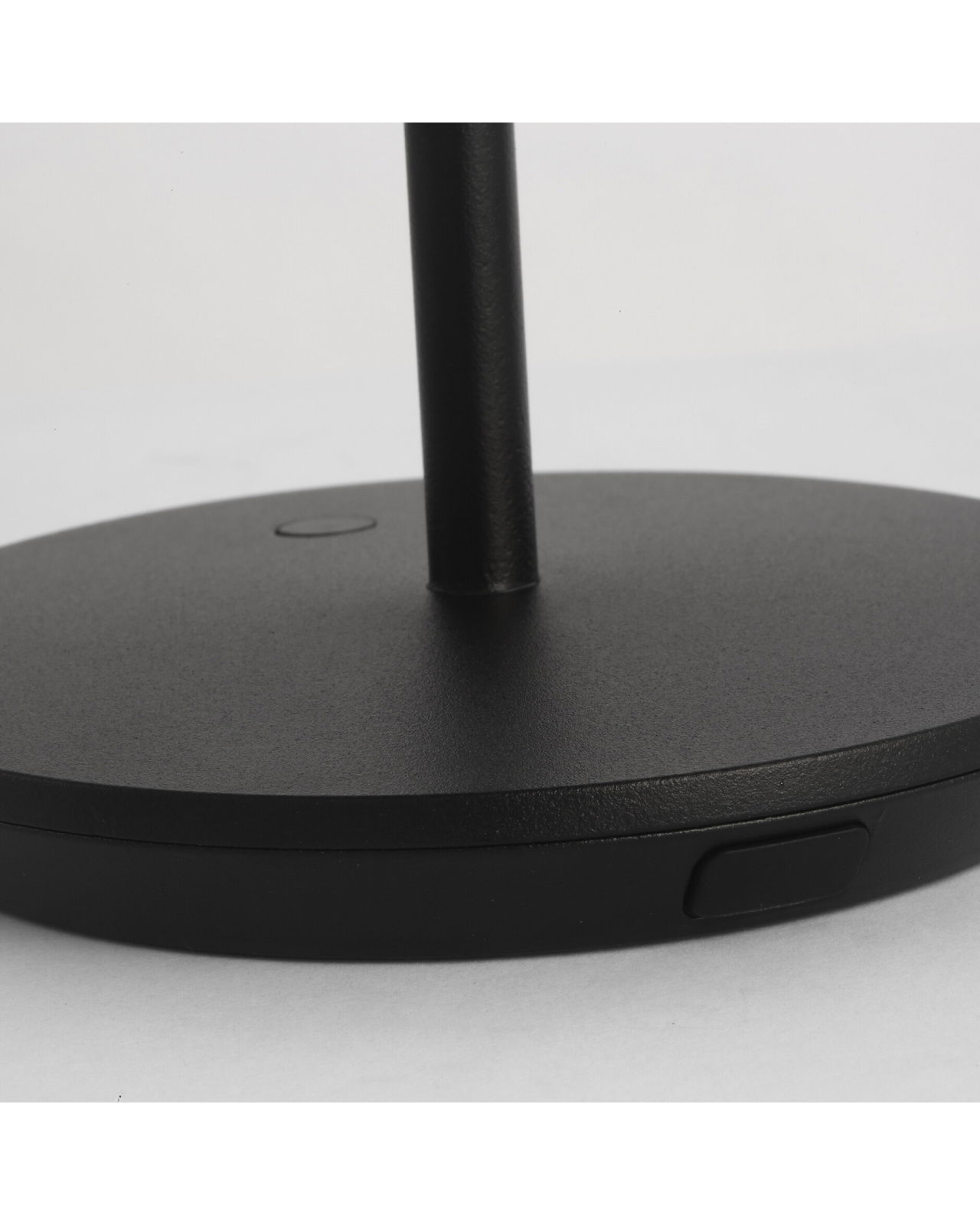 Nevis bordslampa uppladdningsbar svart