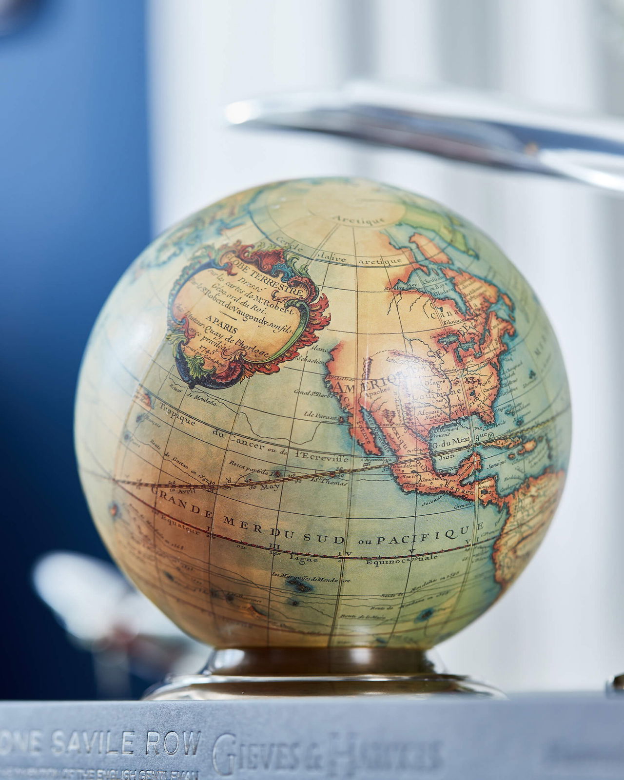 Vaugondy-karttapallo ja jalusta