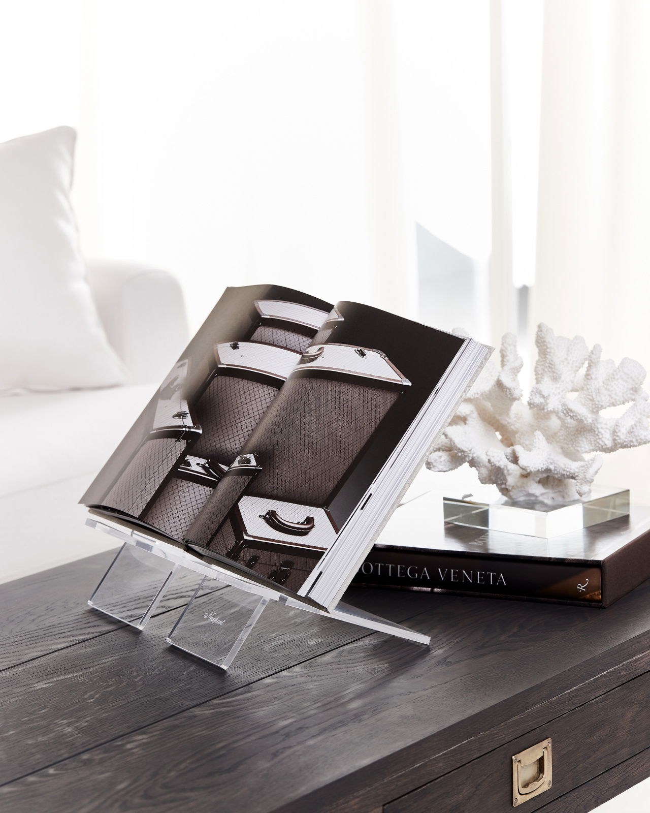 Bokstöd transparent stående