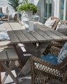 Käsinojalliset Marbella-tuolit ja Cross-ruokapöytä