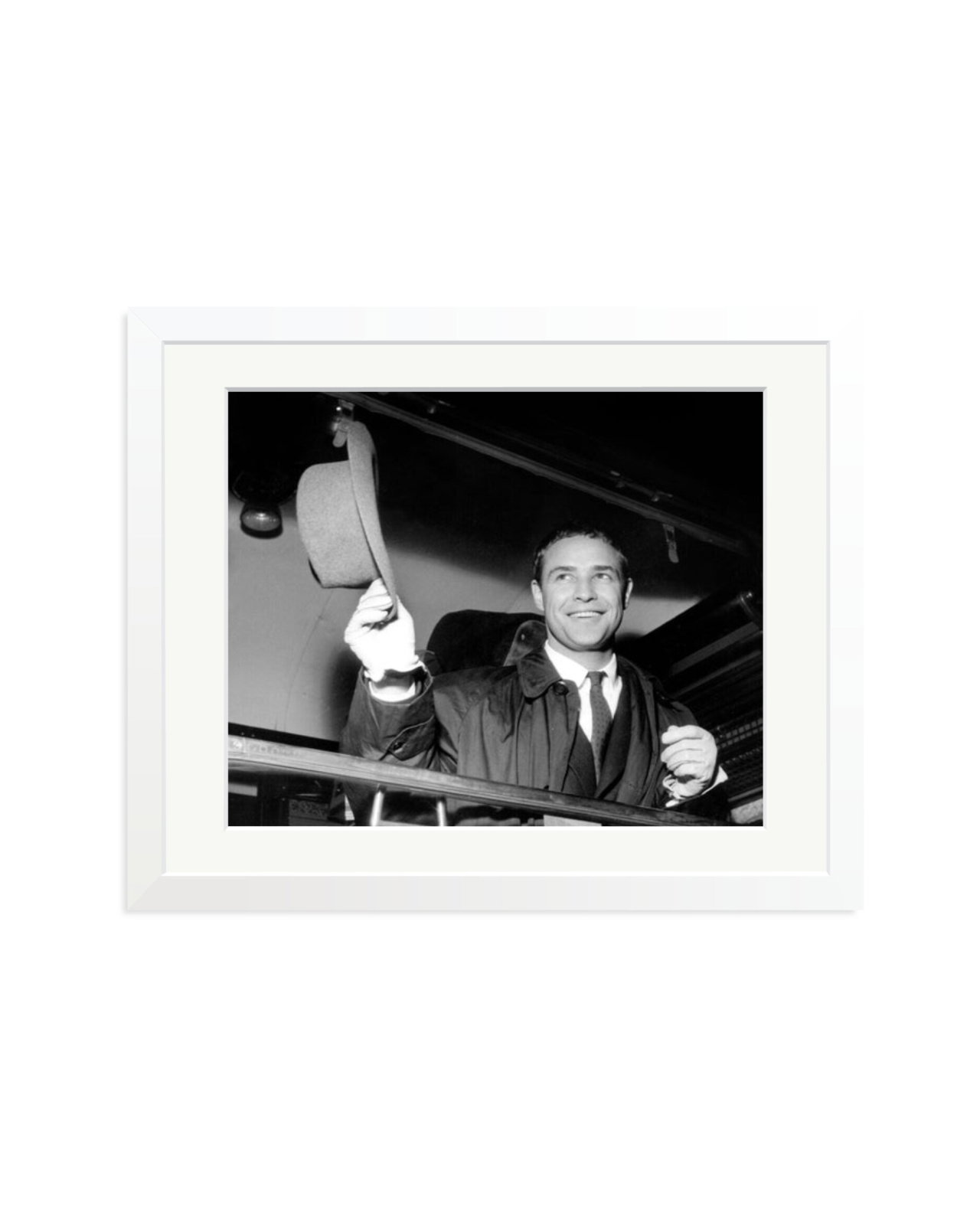 Waving Brando White / Medium