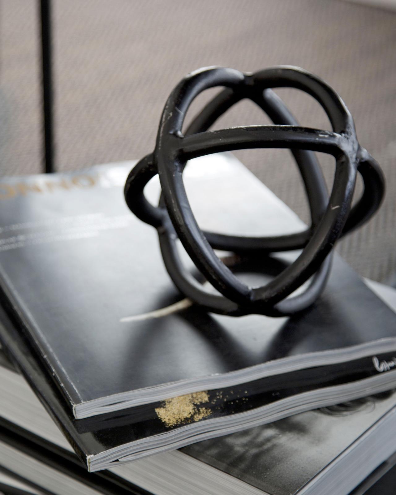 Carlo Decoration Black OUTLET