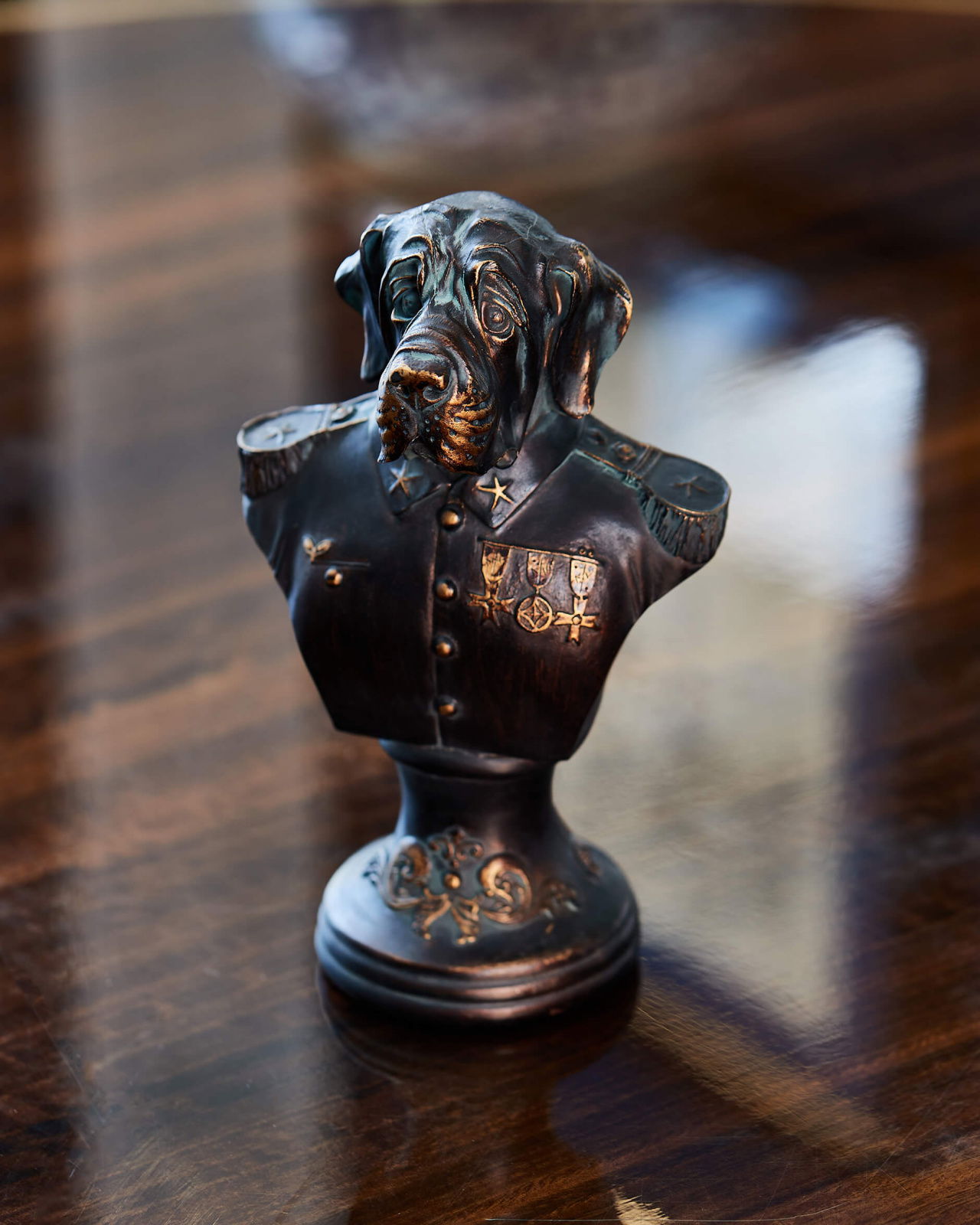 Dogporal skulptur brun