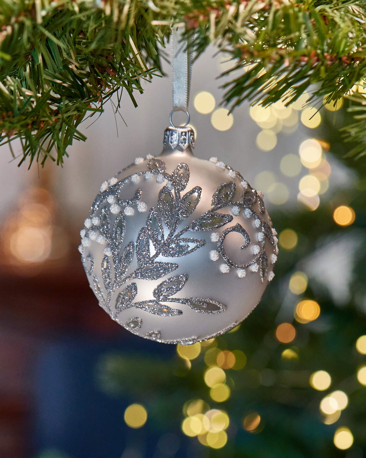 Lux Sparkling Leaves kerstbal zilver