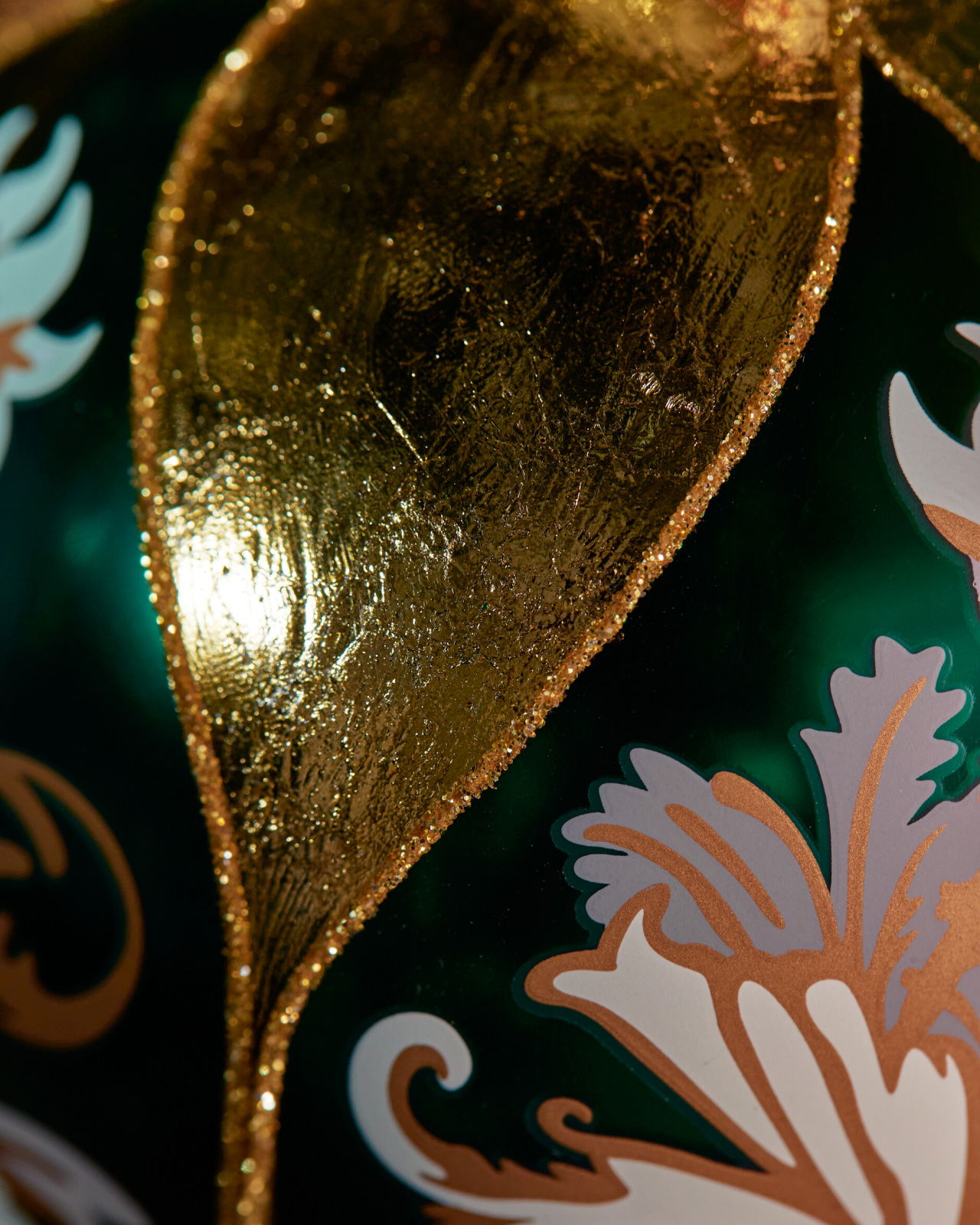 Noble Crown kerstbal groen/goud 10 cm