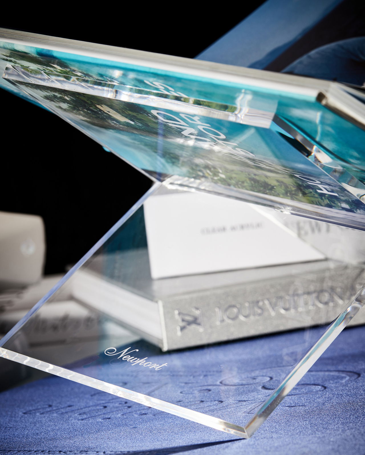 Bokstöd transparent