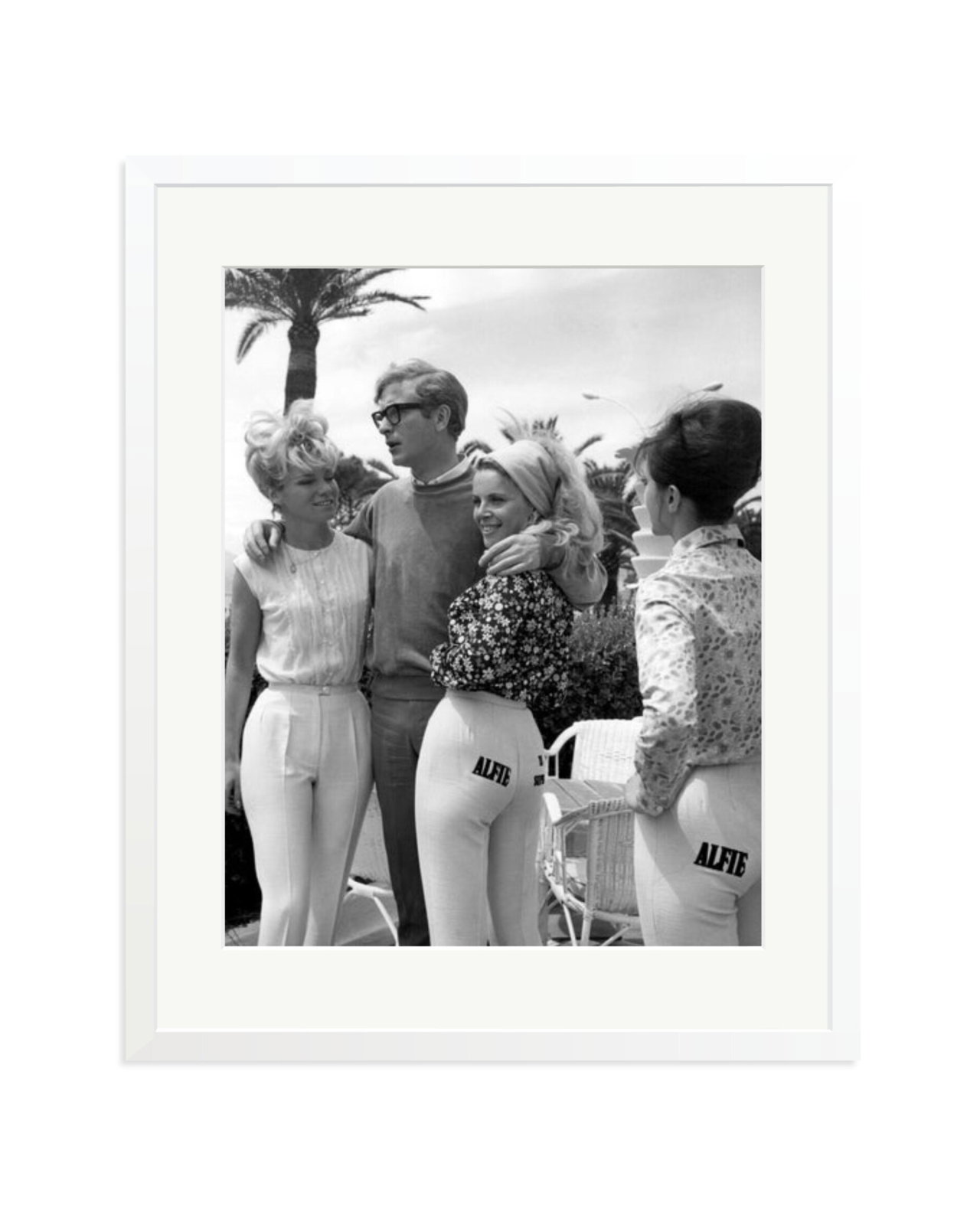 Caine With 'Alfie' Models White / XL
