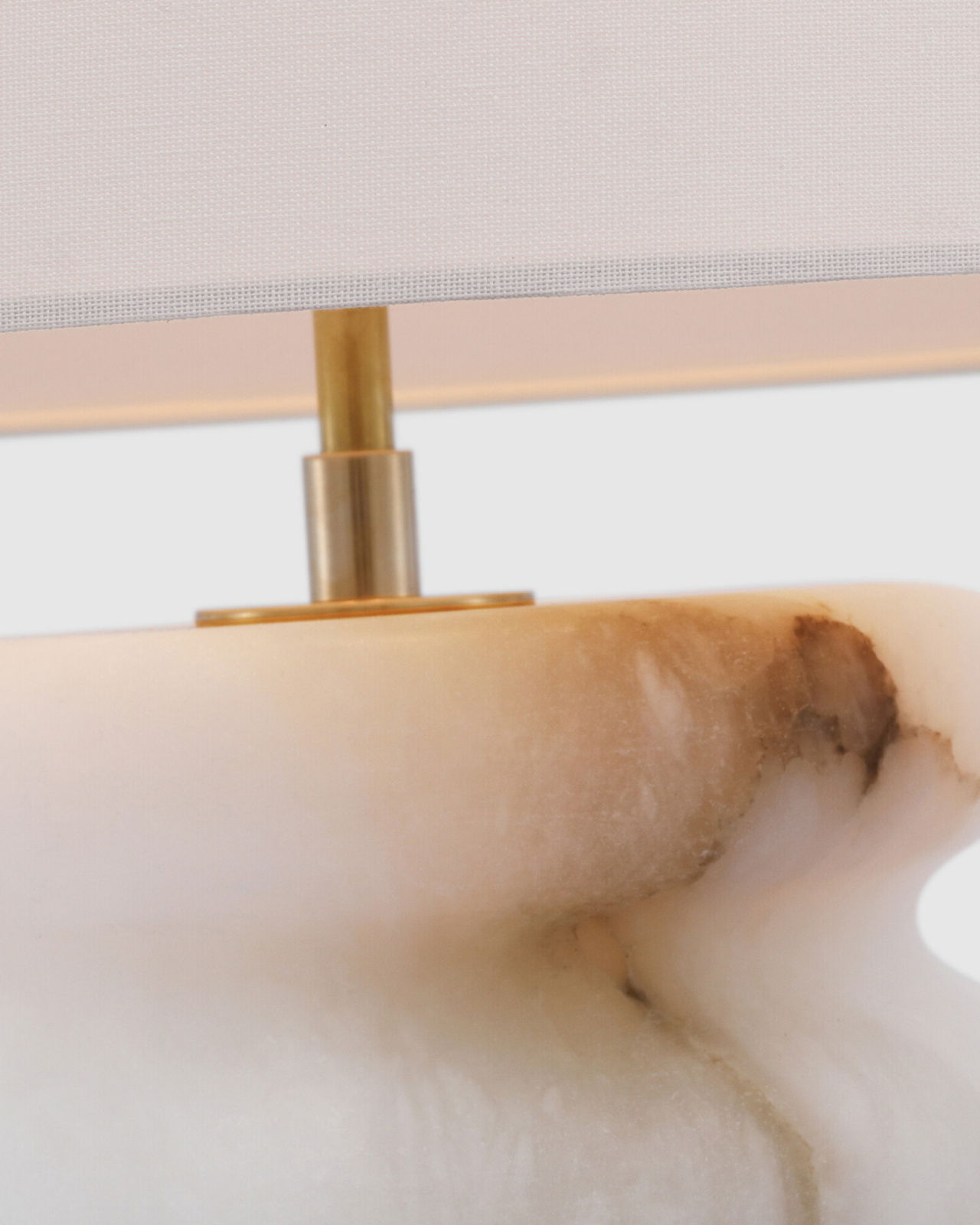 Onda bordslampa alabaster