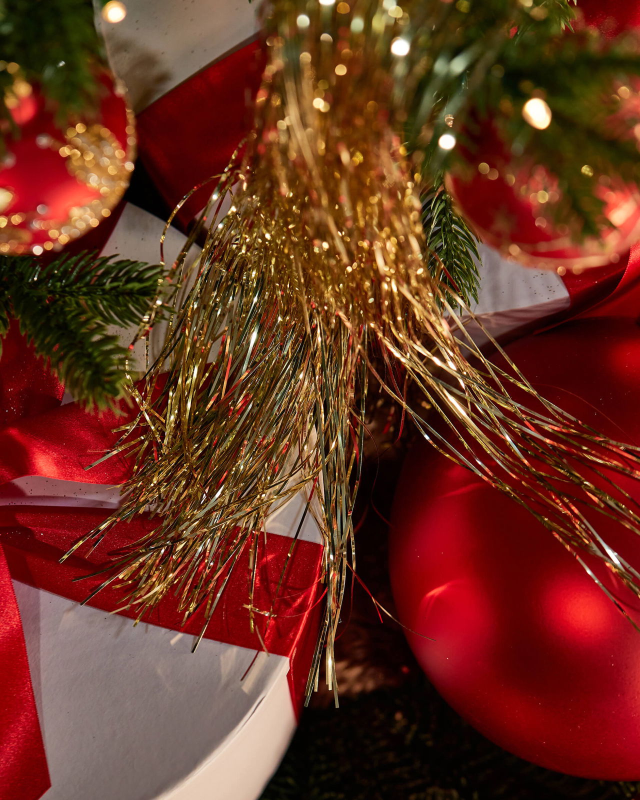 Lametta joulukoristeita kultaa