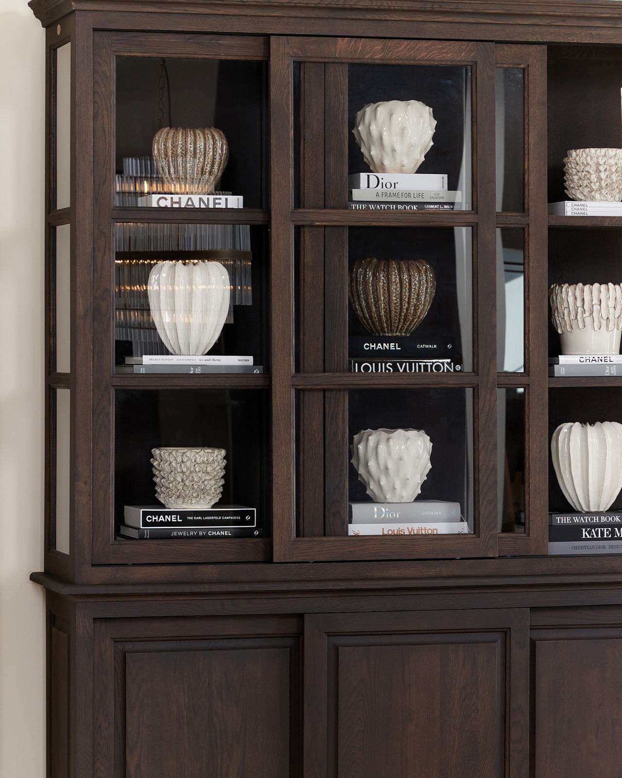 Assonet vitrinskåp mountain wenge