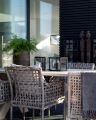 Käsinojalliset Santa Monica -tuolit ja Campos-ruokapöytä