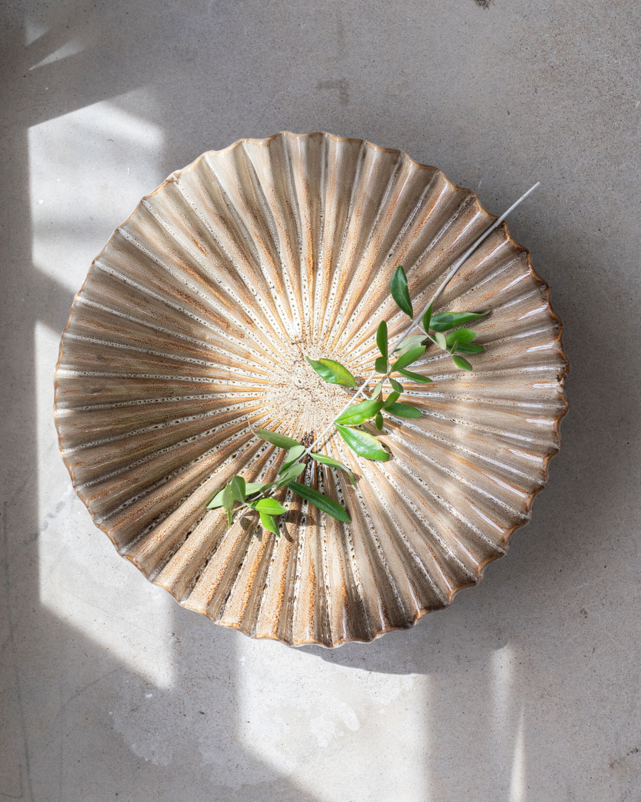 Hanna plate brown marbled