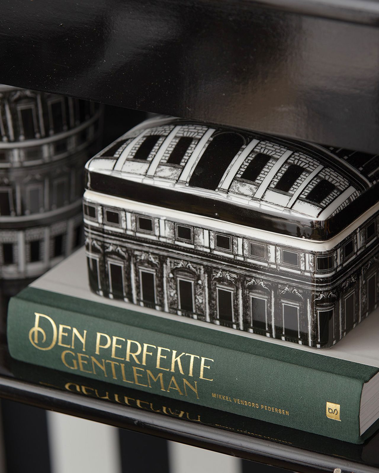 Palazzo Barbarano ask svart