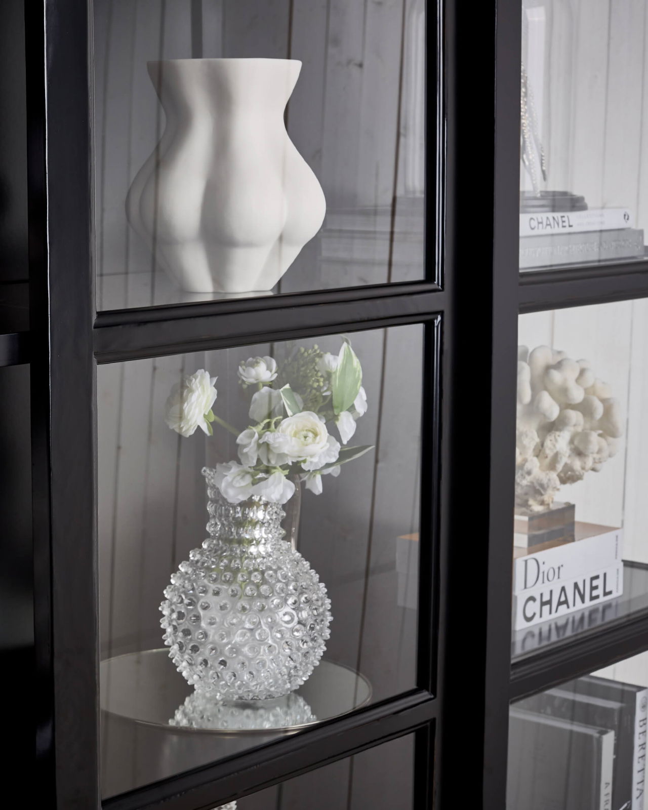 Assonet vitrinskåp modern black