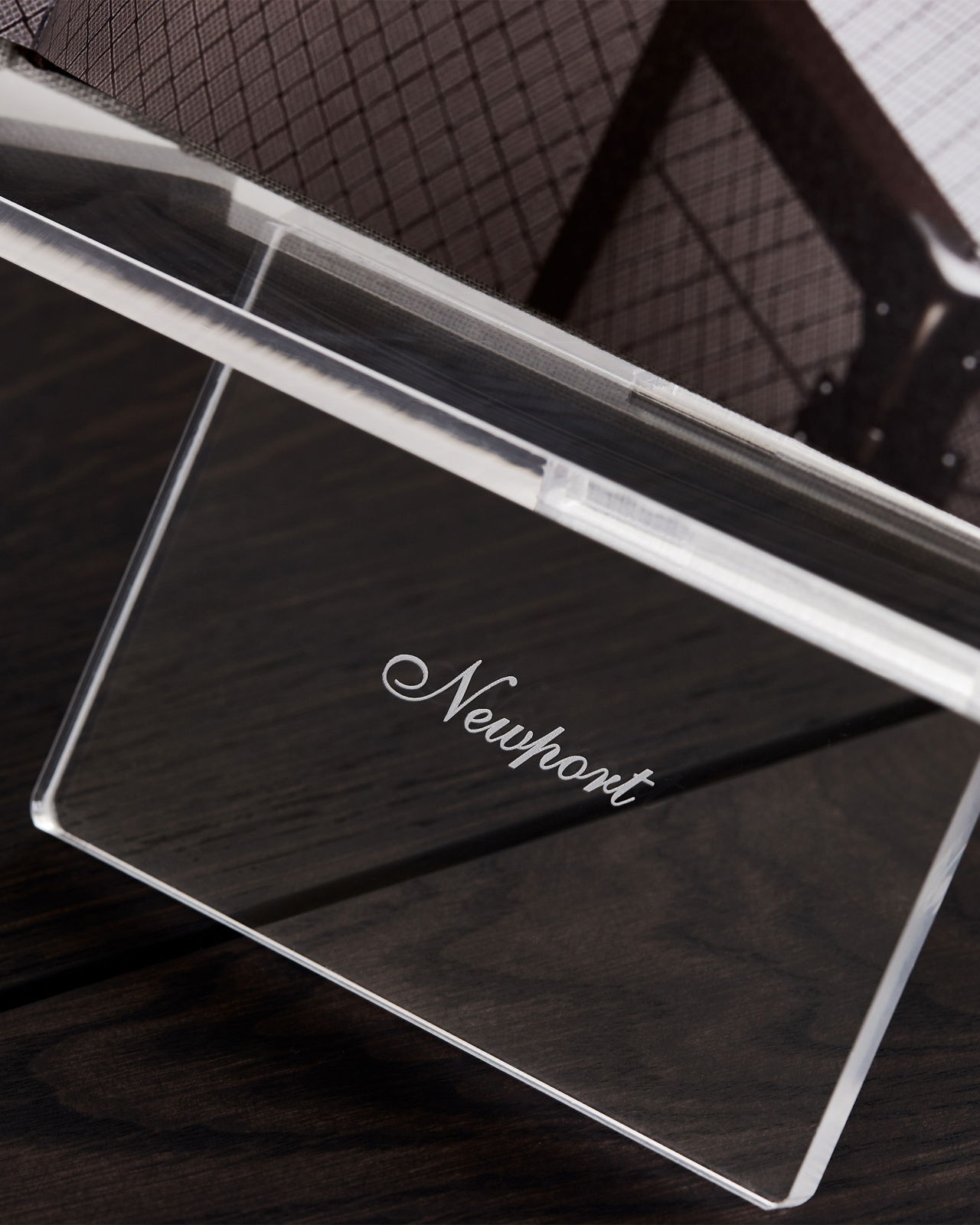 Bokstöd transparent stående