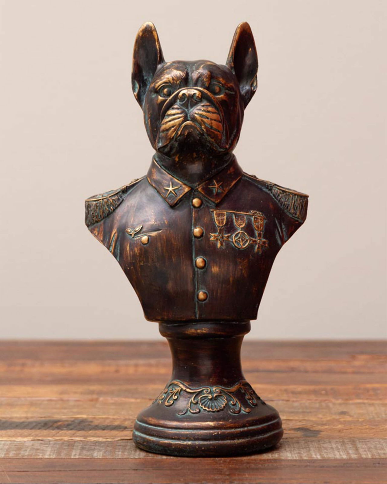 Sergeant Madog skulptur brun