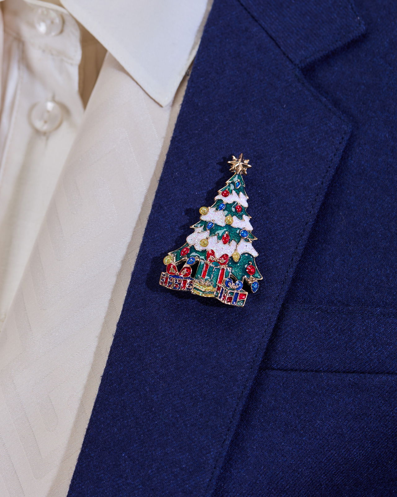 Rufus Christmas Tree Brooch Red