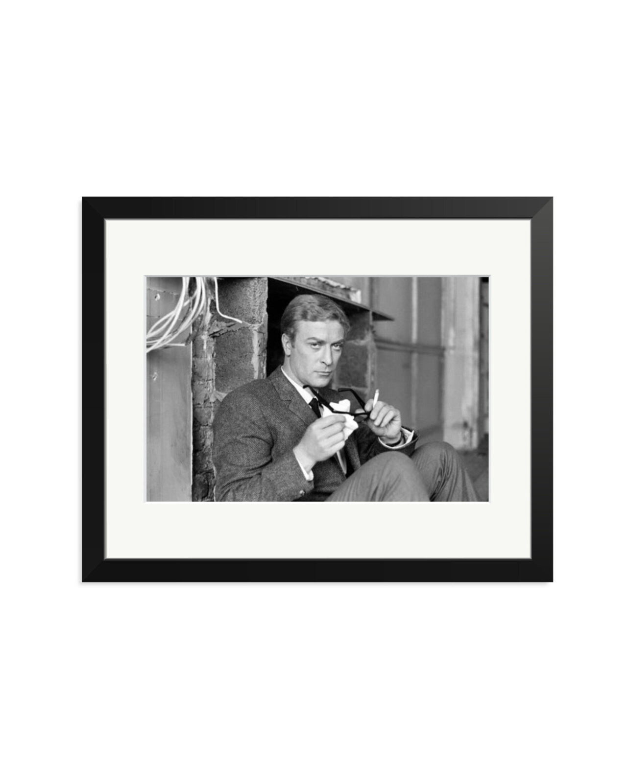 Caine on the set Black / Medium