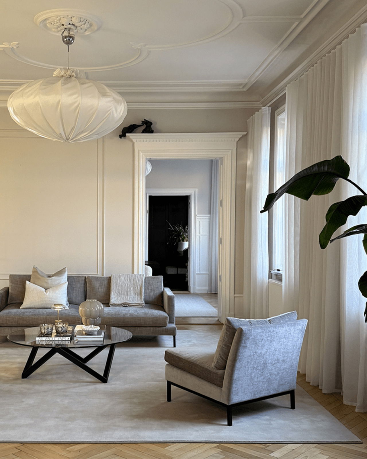 Lobby rug with edging beige